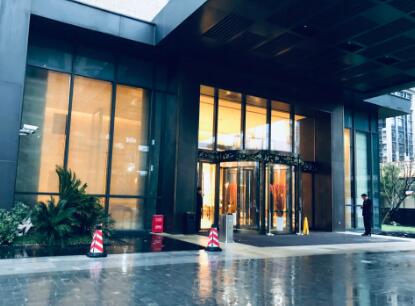 酒店為什么要裝旋轉門?