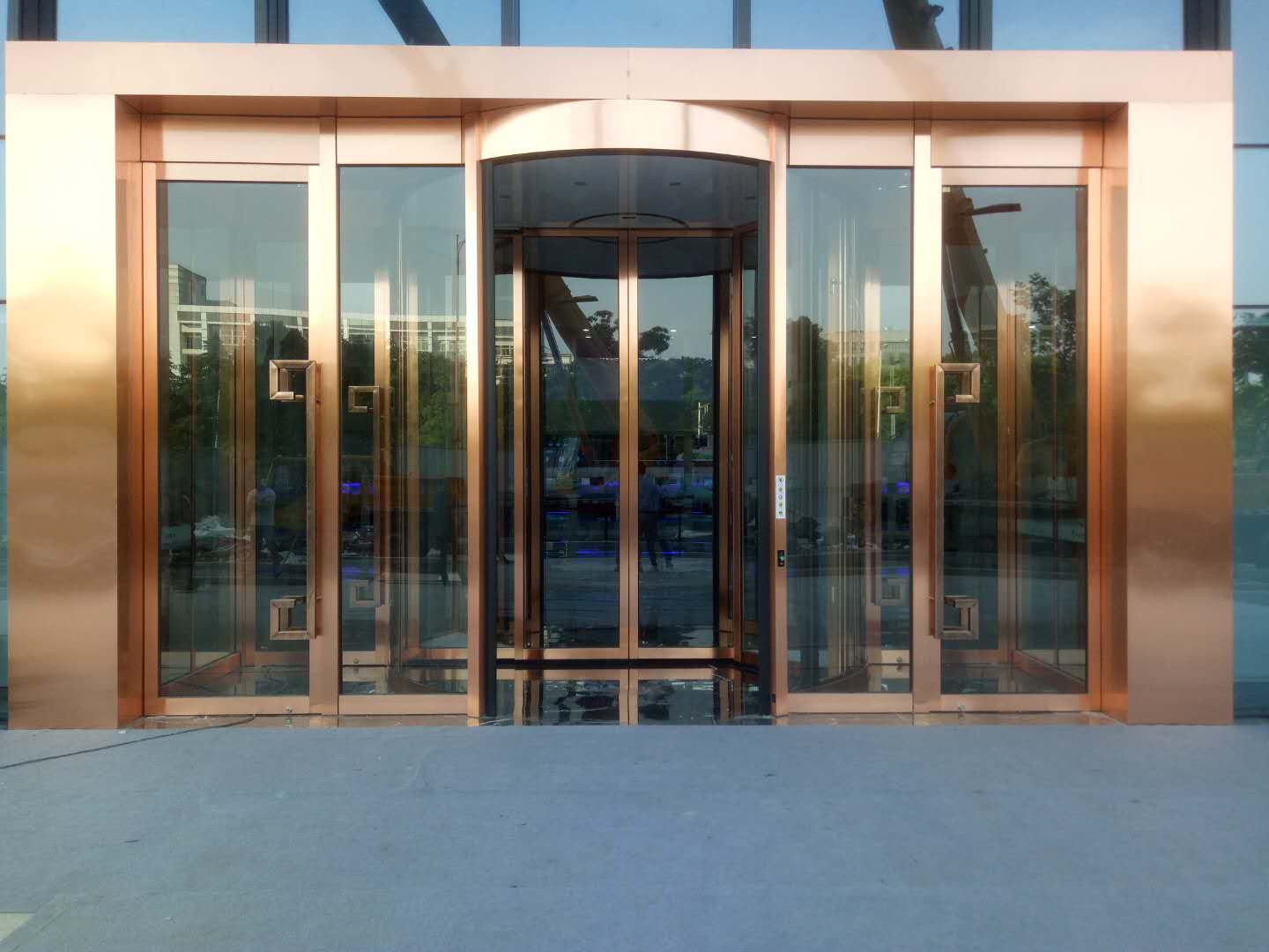 朗榮杭州長(zhǎng)龍航空機(jī)場(chǎng)兩翼旋轉(zhuǎn)門(mén)