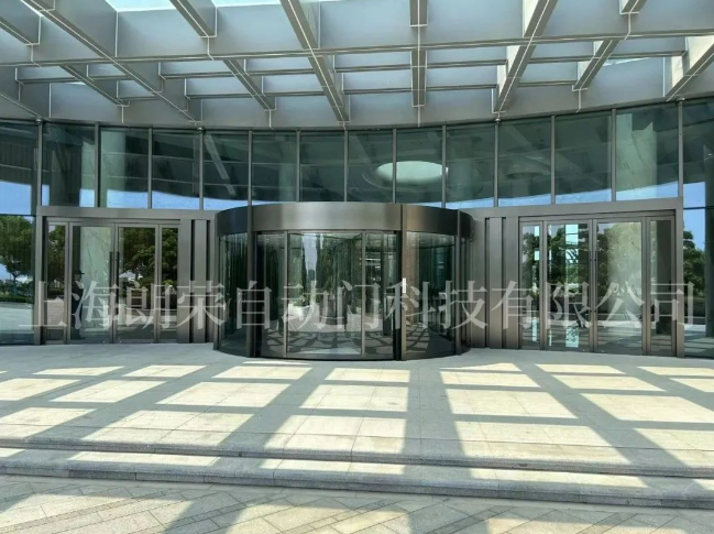 朗榮項(xiàng)目案例 | 6米超大兩翼旋轉(zhuǎn)門市民廣場(chǎng)及規(guī)劃展覽館